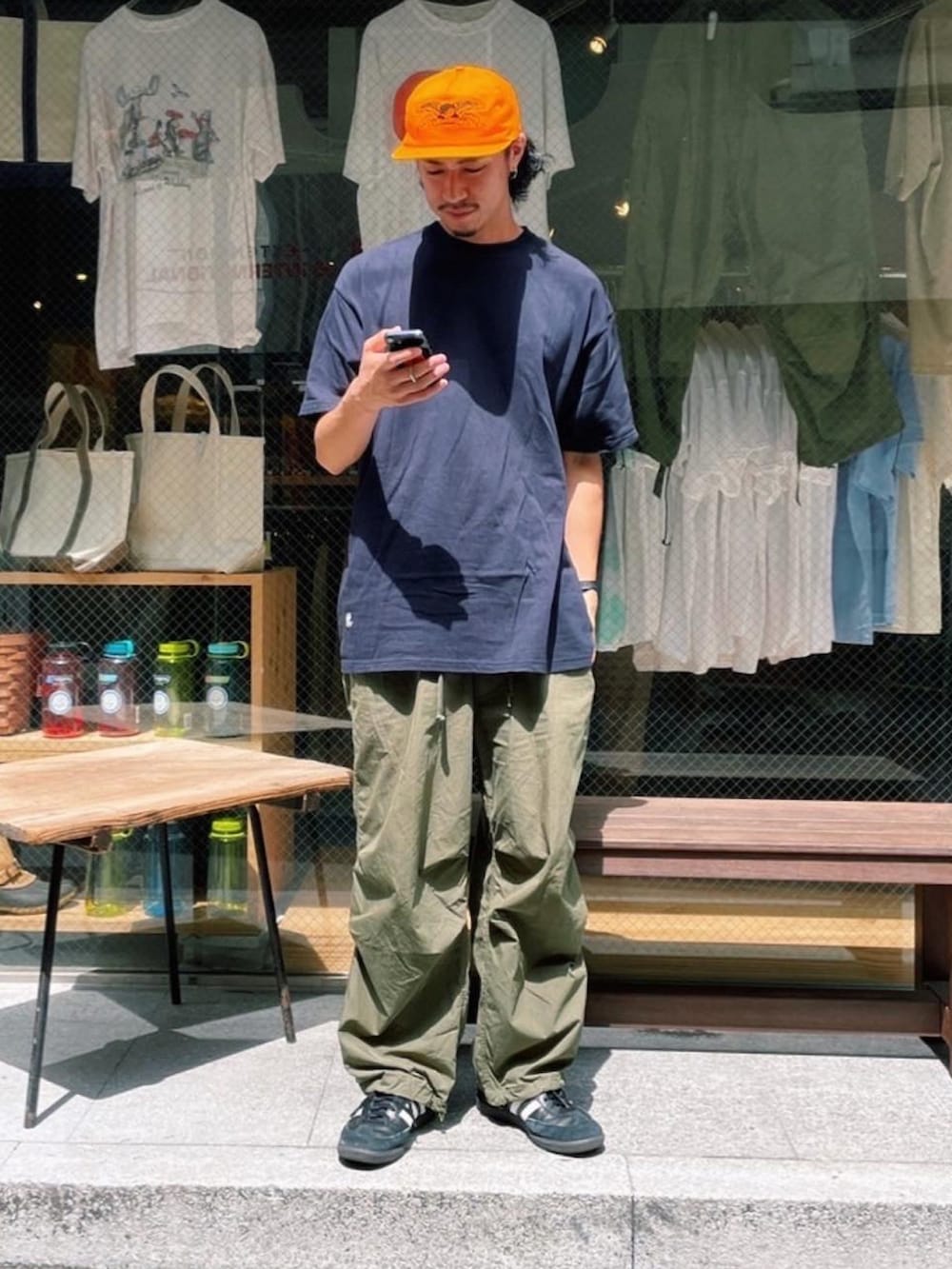 グリーン系のその他パンツ、ブラック系のスニーカーを着用したメンズの夏コーディネートの2枚目の写真
