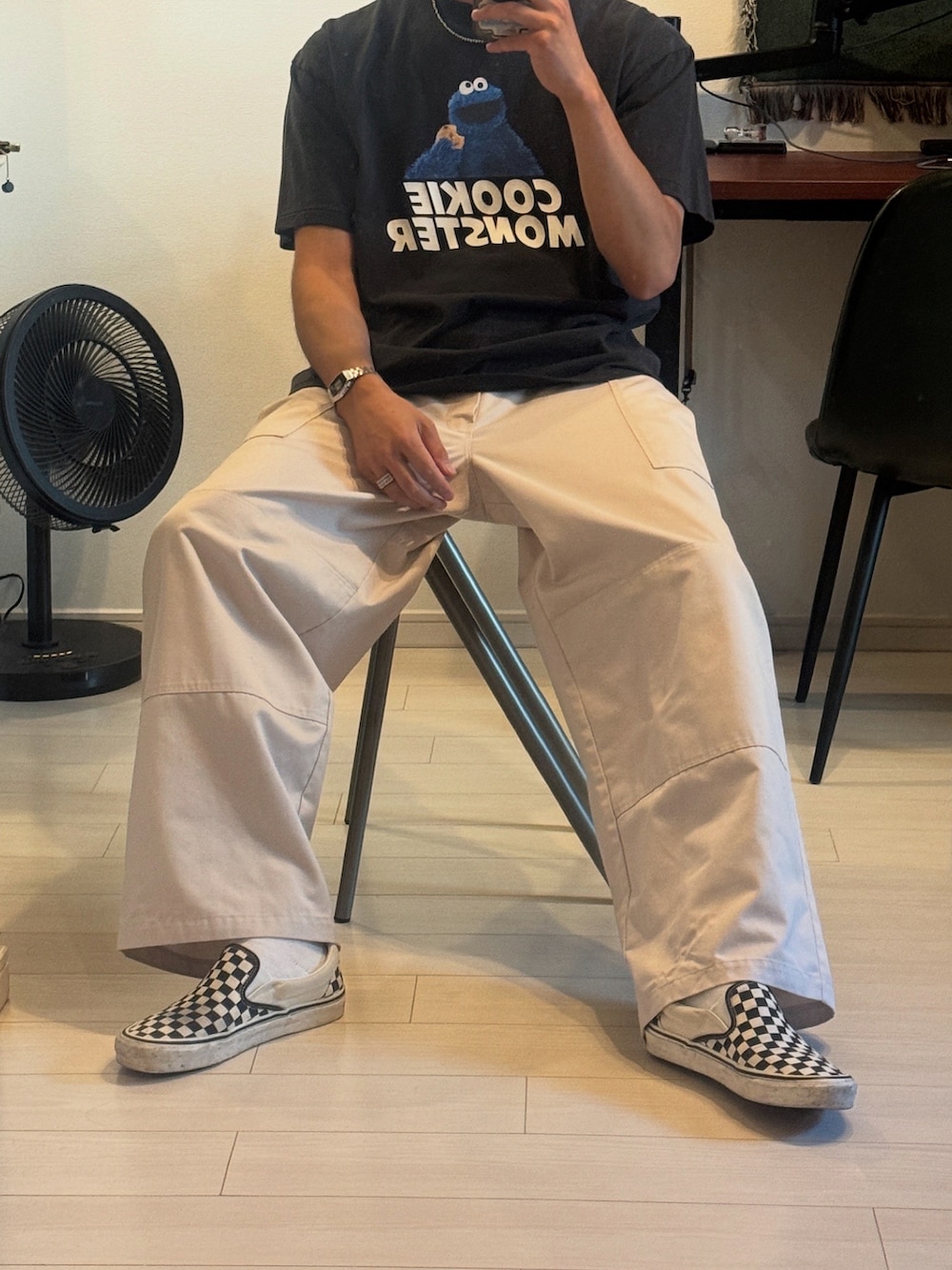 ホワイト系のTシャツ/カットソー、ホワイト系のカーゴパンツ、その他のスニーカーを着用したメンズの夏コーディネートの2枚目の写真