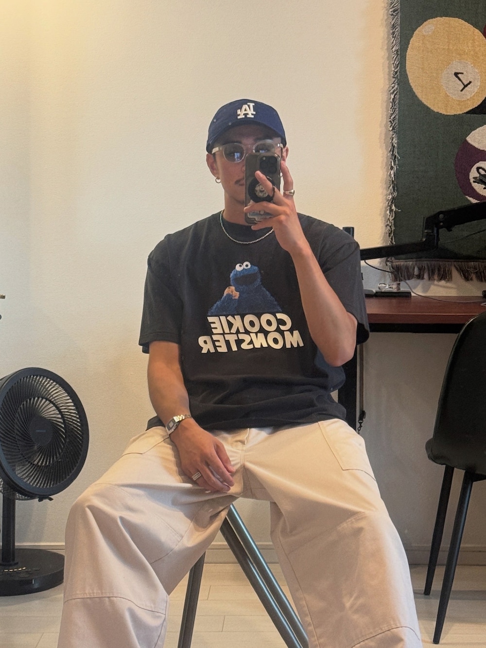 ホワイト系のTシャツ/カットソー、ホワイト系のカーゴパンツ、その他のスニーカーを着用したメンズの夏コーディネートの3枚目の写真