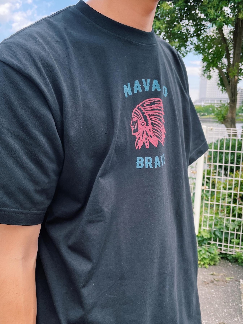 ブルー系のTシャツ/カットソー、ブルー系のデニムパンツを着用したメンズの夏コーディネートの2枚目の写真