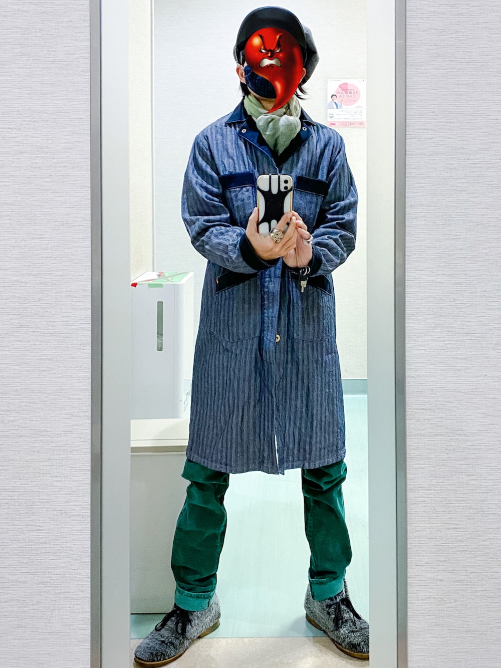 グレー系のブーツ、グリーン系のその他パンツ、ブルー系のチェスターコートを着用したメンズの冬コーディネートの2枚目の写真