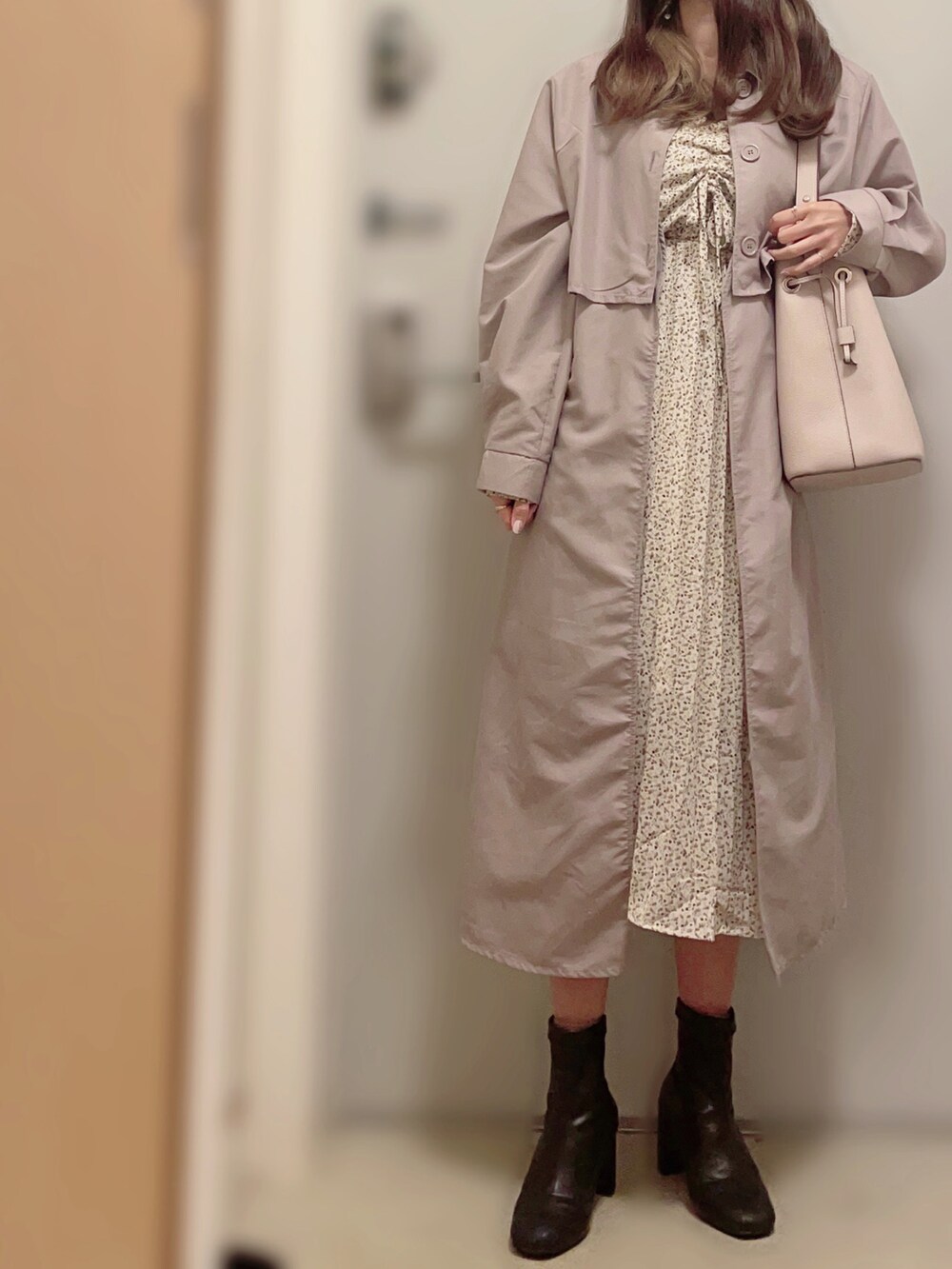 ピンク系のトレンチコート、その他のワンピース、ベージュ系のショルダーバッグを着用したレディースの春コーディネートの3枚目の写真