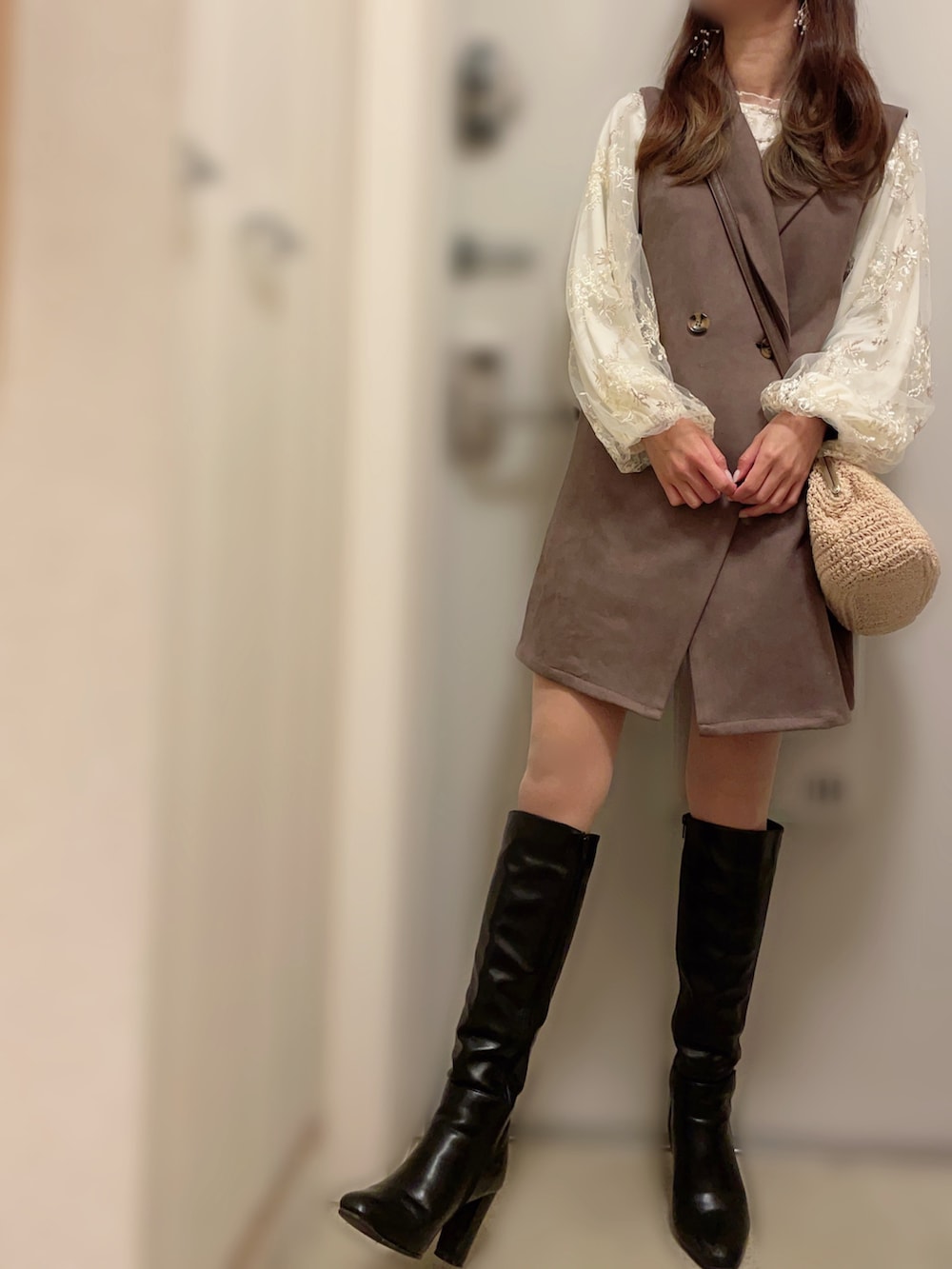 ホワイト系のシャツ/ブラウス、ブラウン系のベスト、ベージュ系のショルダーバッグを着用したレディースの春コーディネートの2枚目の写真