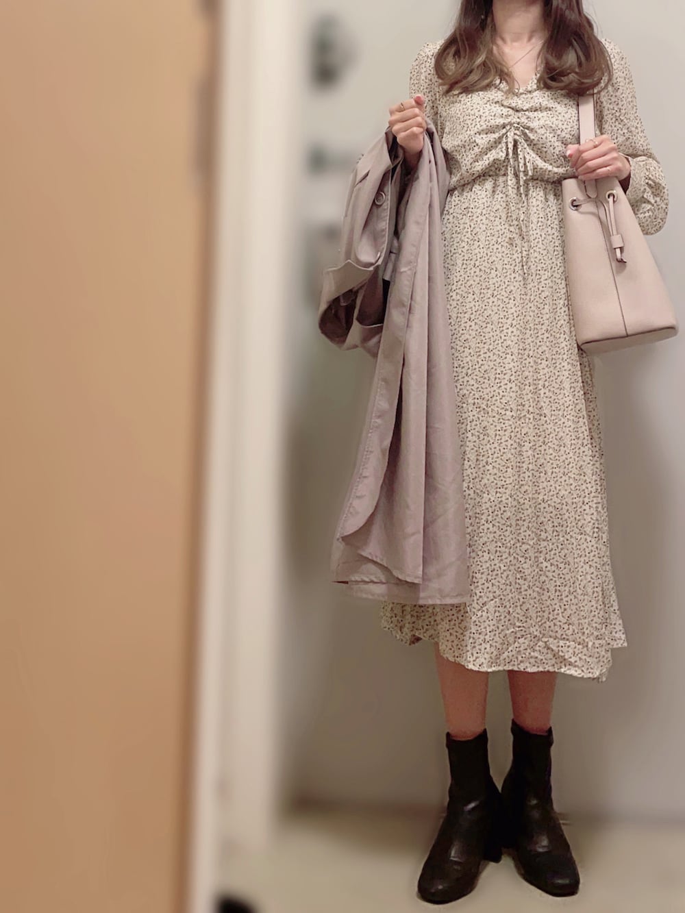 ピンク系のトレンチコート、その他のワンピース、ベージュ系のショルダーバッグを着用したレディースの春コーディネートの2枚目の写真