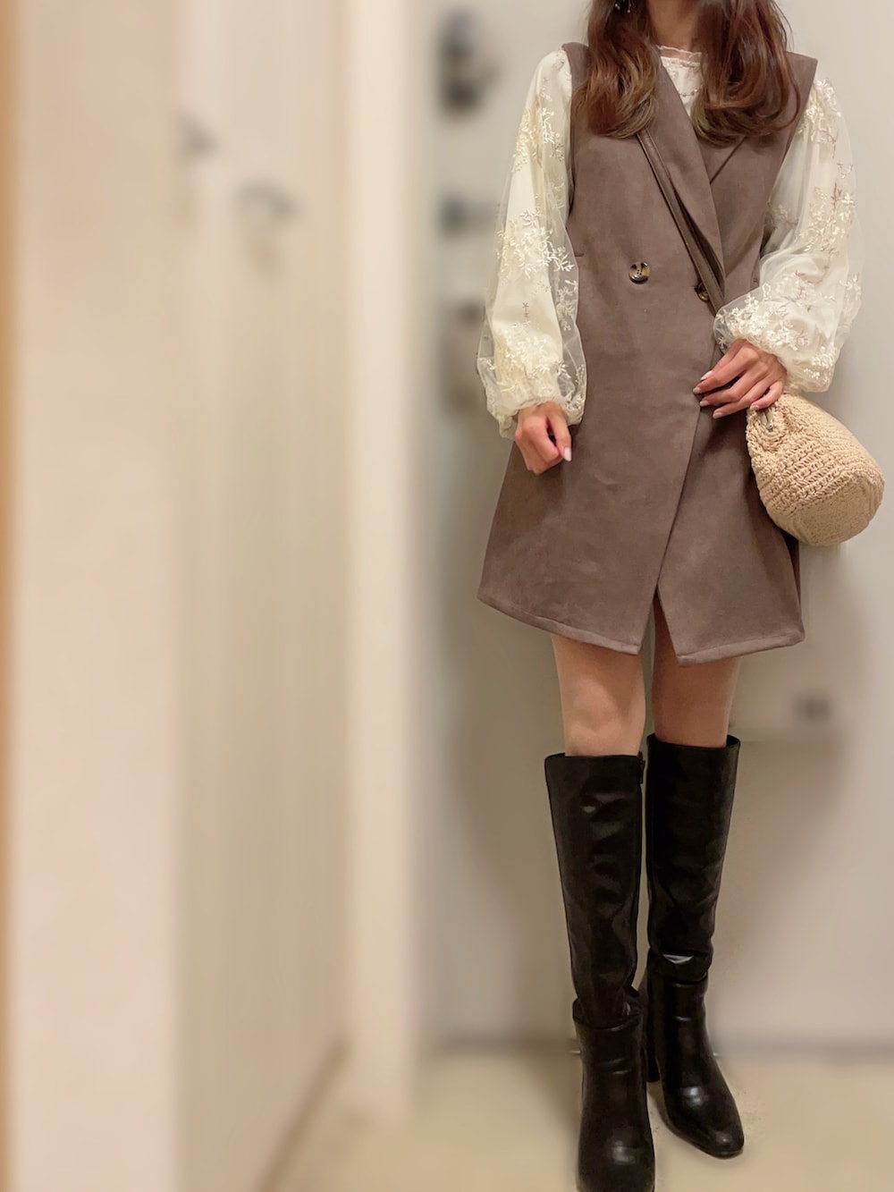 ホワイト系のシャツ/ブラウス、ブラウン系のベスト、ベージュ系のショルダーバッグを着用したレディースの春コーディネートの3枚目の写真