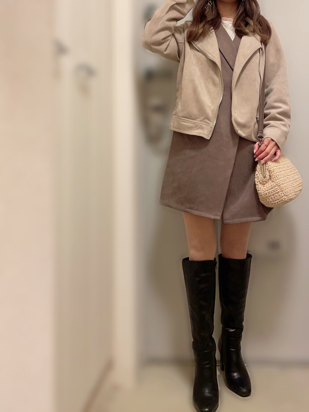 ホワイト系のシャツ/ブラウス、ブラウン系のベスト、ベージュ系のショルダーバッグを着用したレディースの春コーディネートの4枚目の写真