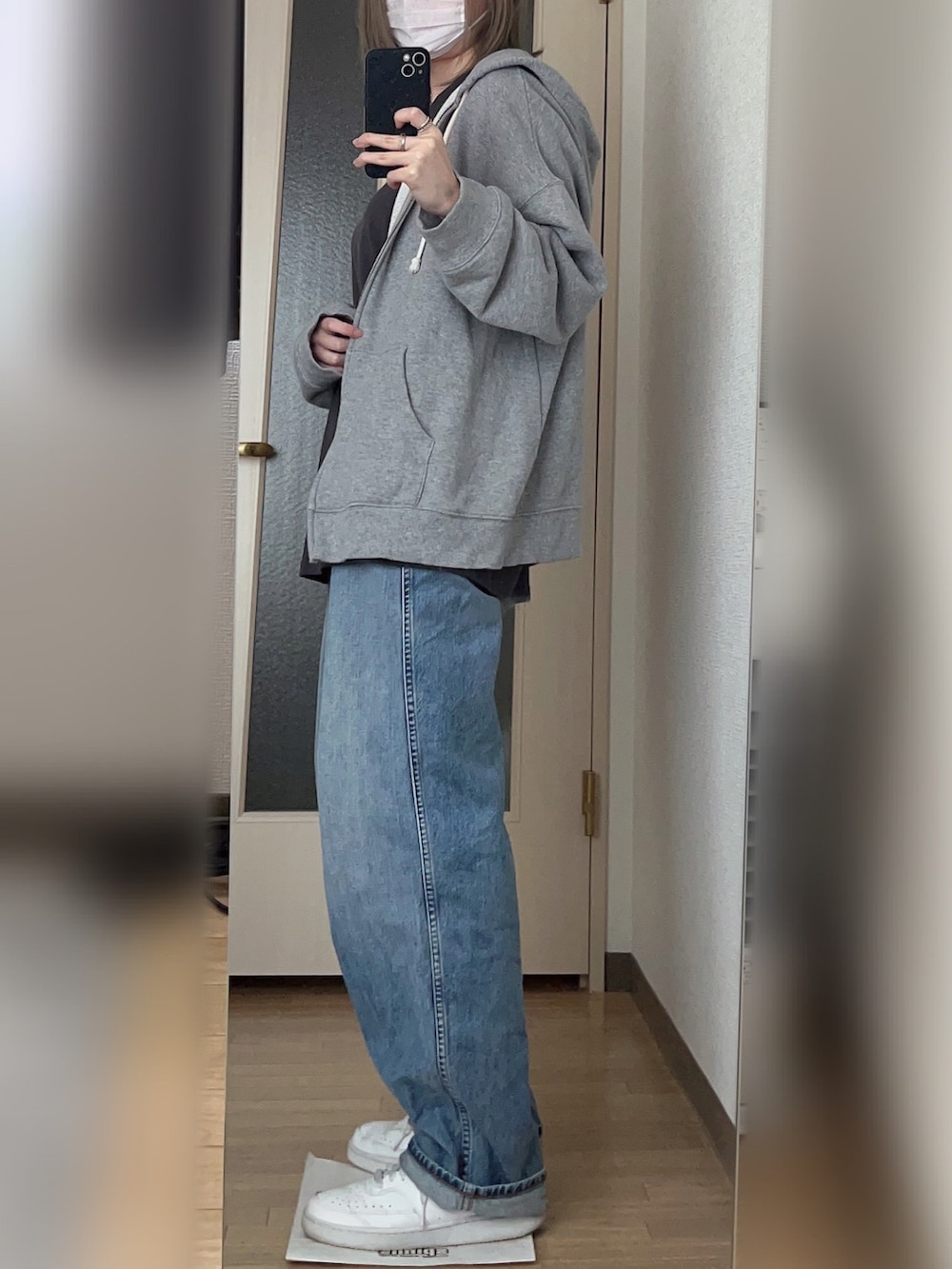 「Tシャツ、デニム、デニムパンツ、Tシャツ×デニム、シアートップス、スニーカー、白スニーカー、ゆるコーデ、ラクチンコーデ、シンプルスタイル、NIKE、UNIQLO」｜「UNIQLOのアイテム（デニムパンツ、ブルー系）」を使った、およよさん（レディース・162cm）の春コーディネートの2枚目の写真