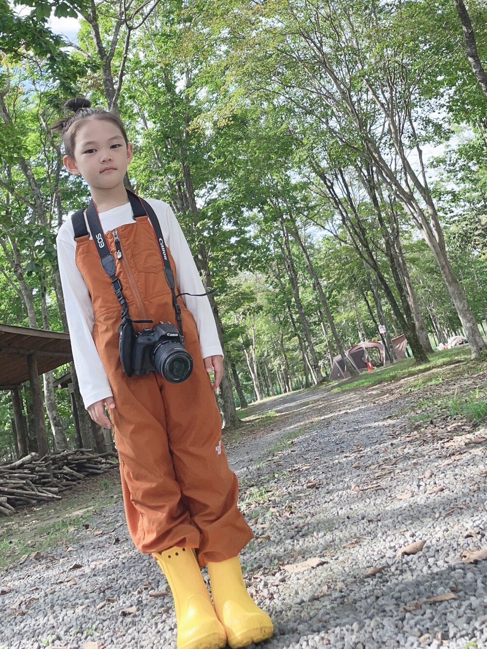 オレンジ系のオールインワン・サロペット、その他のトップスを着用したキッズの秋コーディネートの2枚目の写真