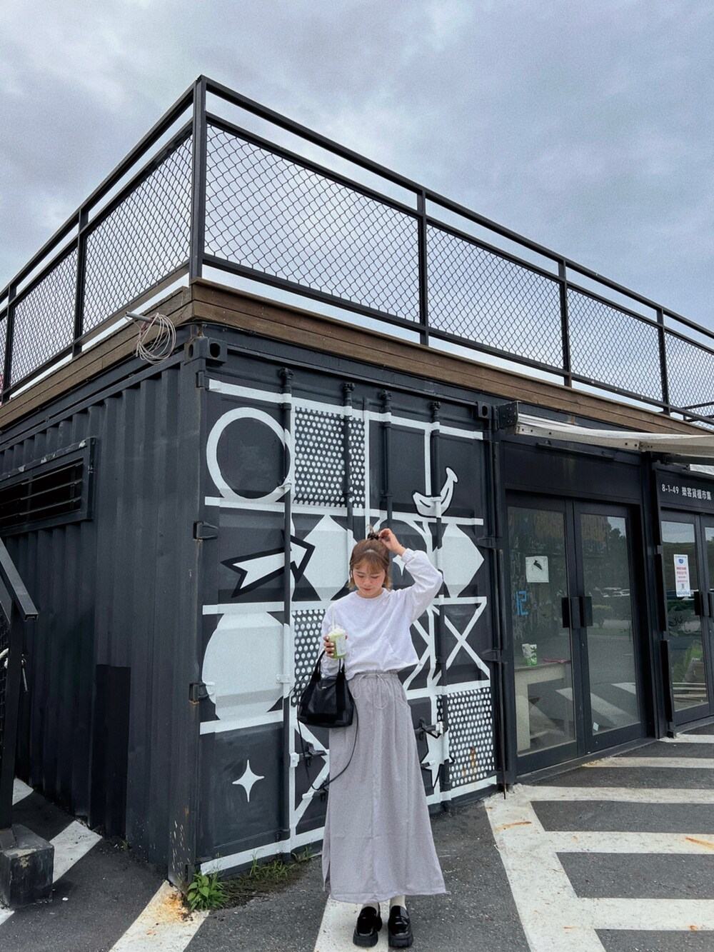 ブラック系のバッグを着用したレディースの秋コーディネートの3枚目の写真