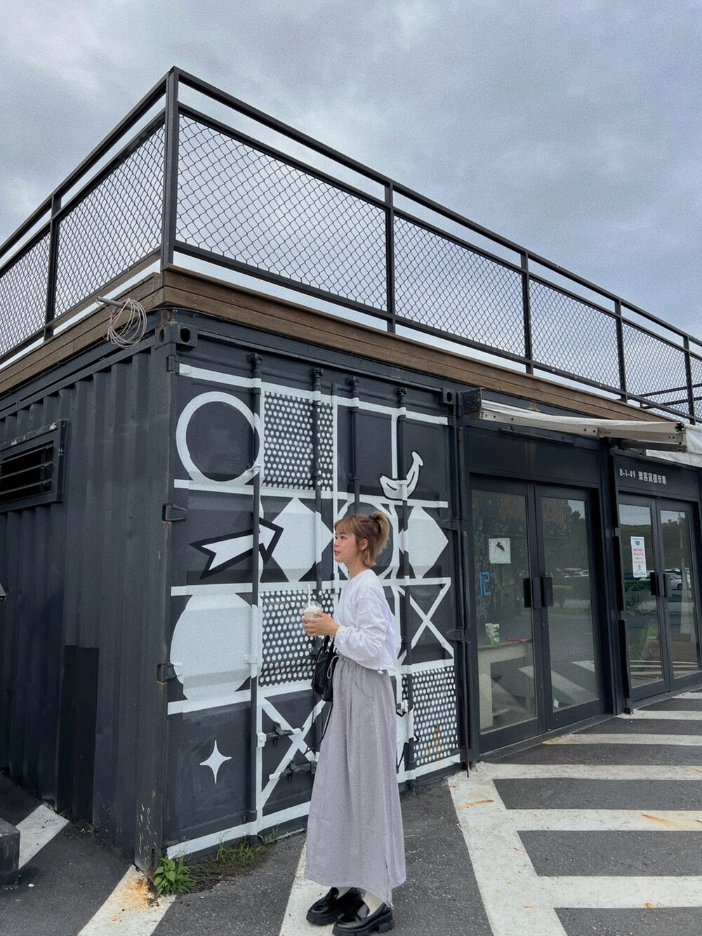 ブラック系のバッグを着用したレディースの秋コーディネートの4枚目の写真