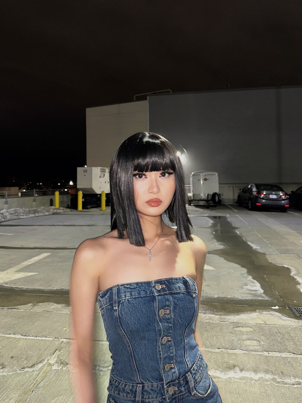 ブルー系のワンピースを着用したレディースの春コーディネートの4枚目の写真