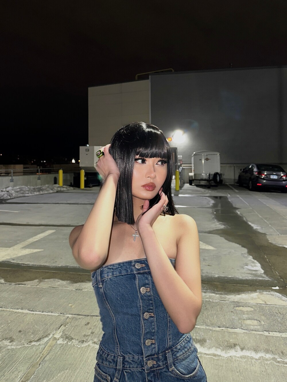 ブルー系のワンピースを着用したレディースの春コーディネートの3枚目の写真