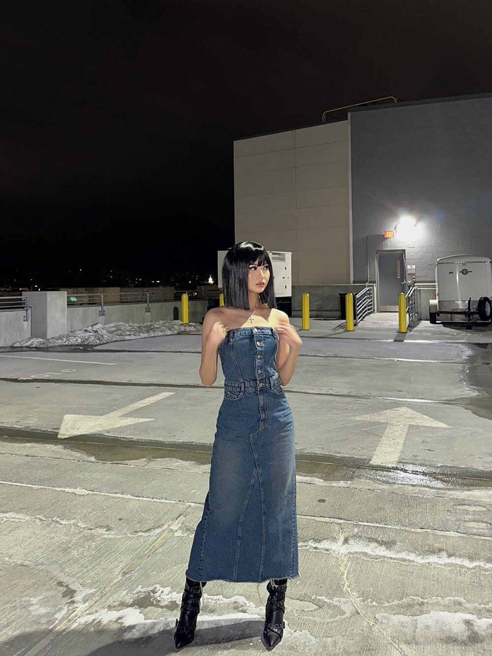 ブルー系のワンピースを着用したレディースの春コーディネートの2枚目の写真