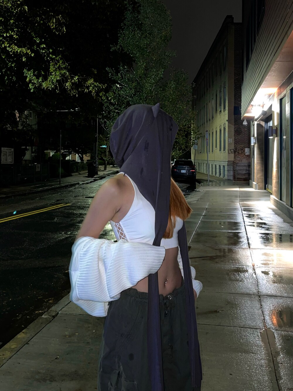 グリーン系のカーゴパンツ、ホワイト系のトップスを着用したレディースの秋コーディネートの3枚目の写真