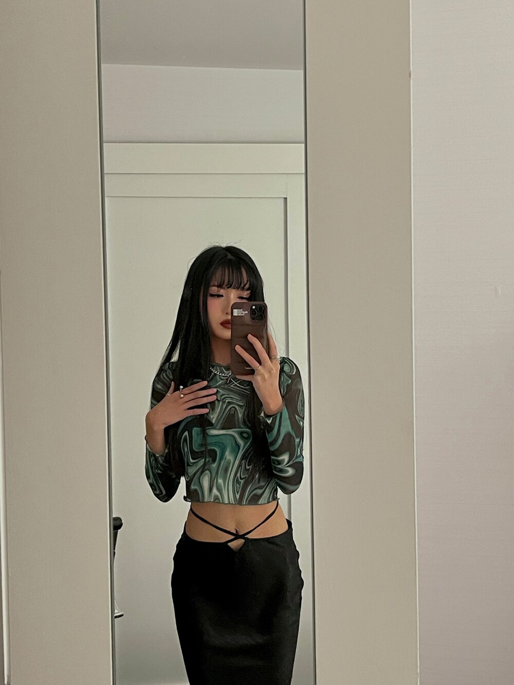 ブラック系のスカートを着用したレディースの冬コーディネートの2枚目の写真