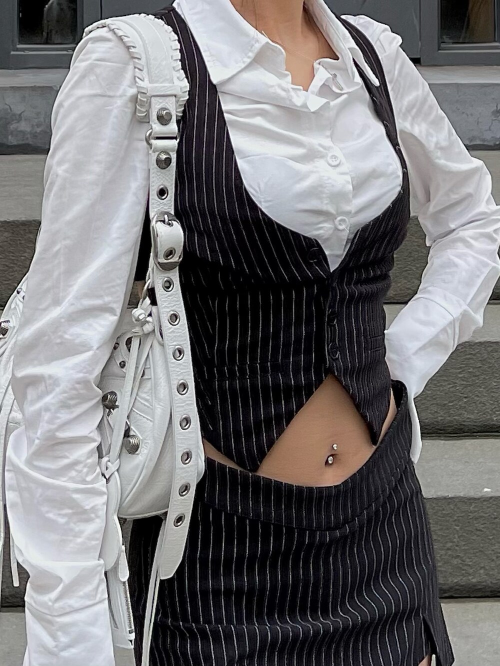 ブラック系のシューズ、ホワイト系のバッグを着用したレディースの春コーディネートの3枚目の写真