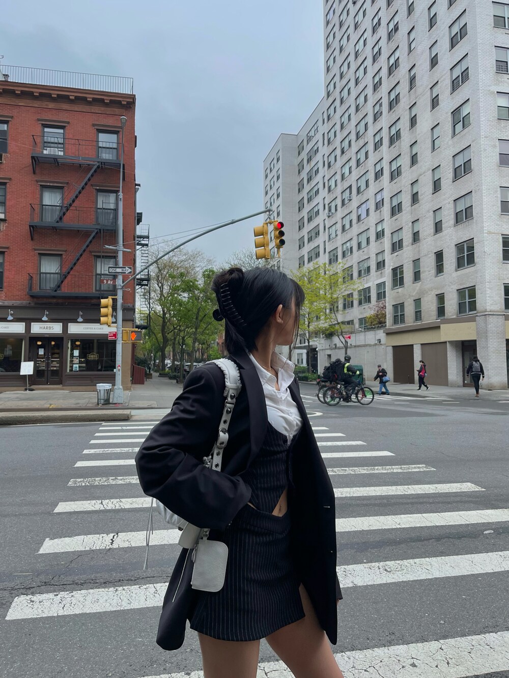 ブラック系のシューズ、ホワイト系のバッグを着用したレディースの春コーディネートの2枚目の写真