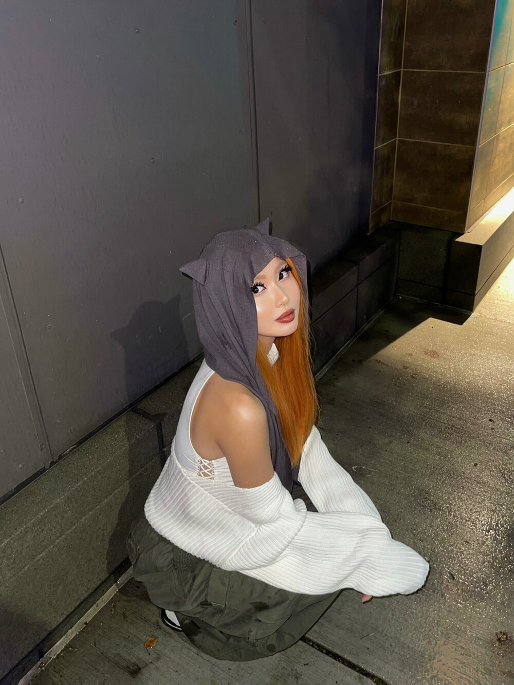 グリーン系のカーゴパンツ、ホワイト系のトップスを着用したレディースの秋コーディネートの2枚目の写真