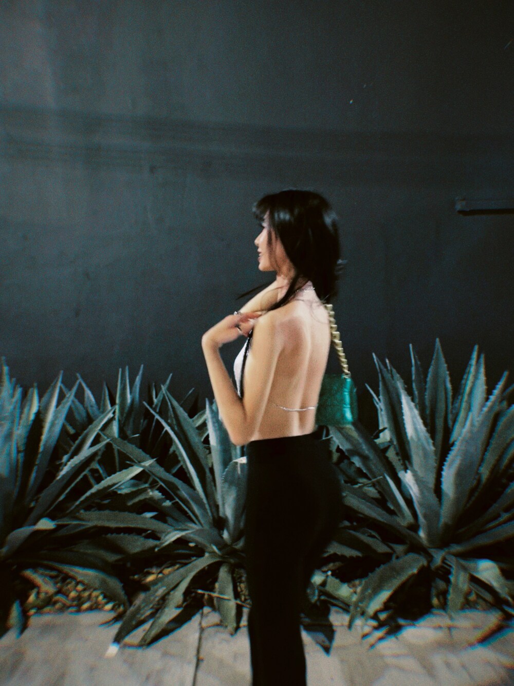 シルバー系のトップス、ブラック系のパンツ、ブラック系のサンダルを着用したレディースの冬コーディネートの2枚目の写真