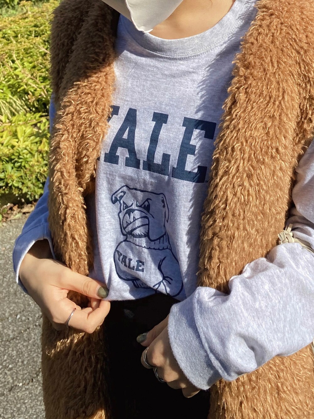 グリーン系のその他アウター、グレー系のTシャツ/カットソー、ブラック系のスカートを着用したレディースの秋コーディネートの2枚目の写真
