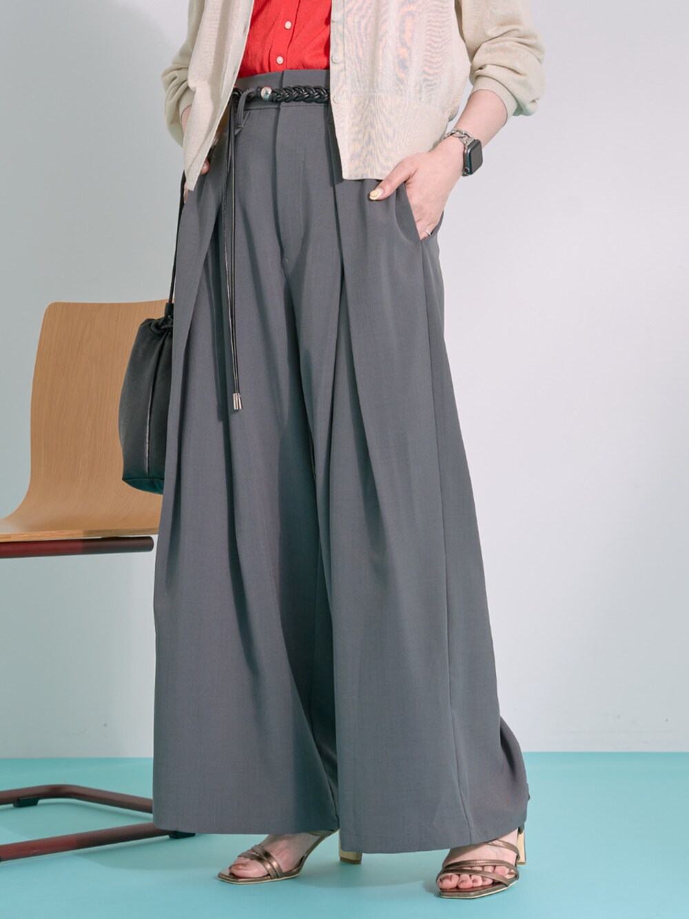 グレー系のその他パンツ、ベージュ系のカーディガン/ボレロ、ブラック系のショルダーバッグを着用したレディースの夏コーディネートの5枚目の写真