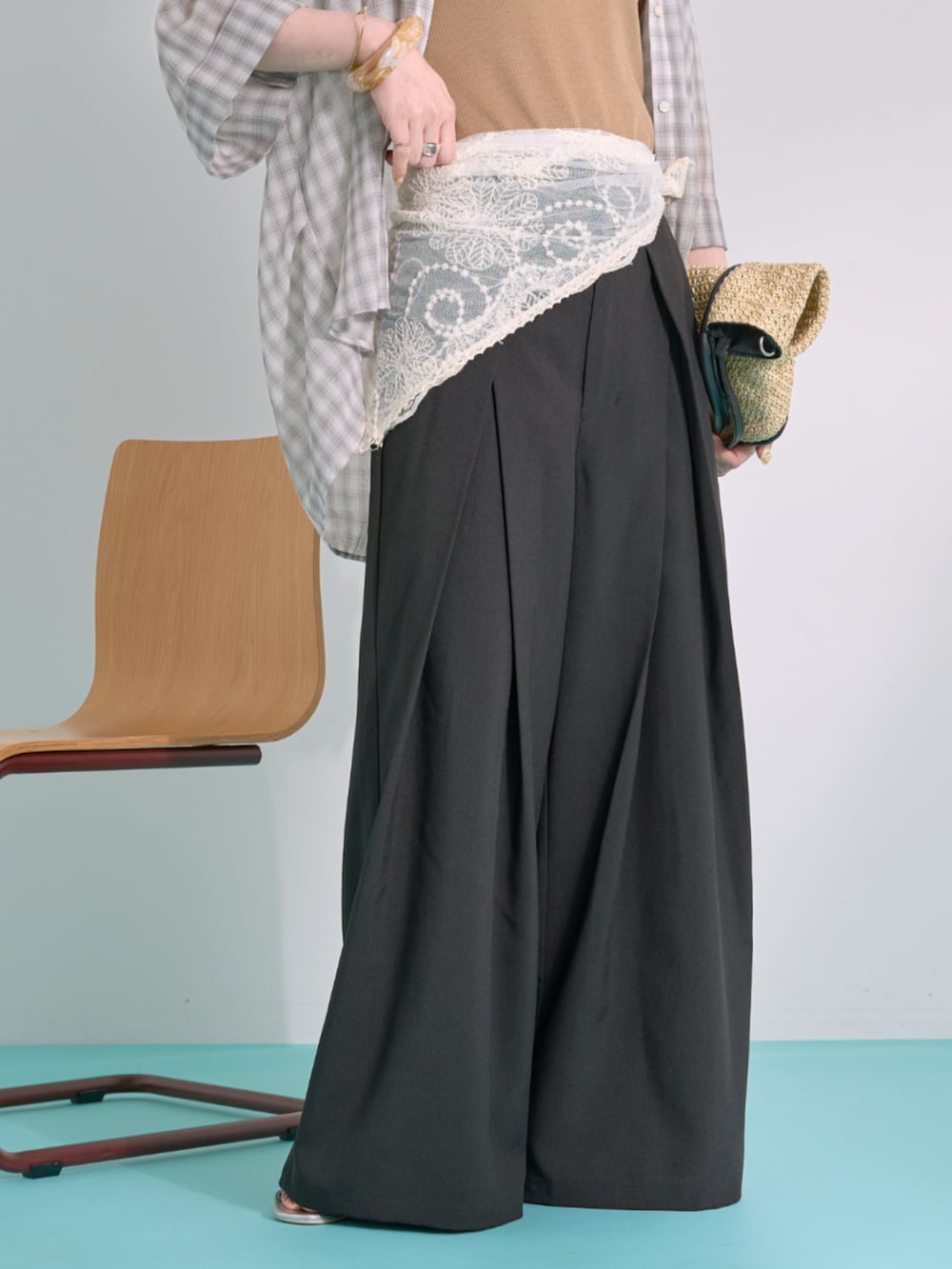 ブラック系のその他パンツ、ベージュ系のシャツ/ブラウス、ブラウン系のタンクトップを着用したレディースの夏コーディネートの5枚目の写真