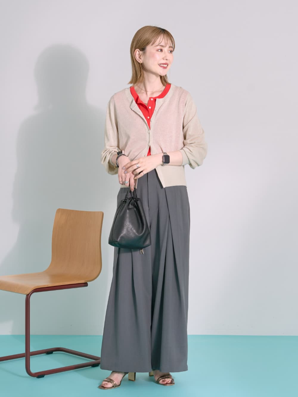 グレー系のその他パンツ、ベージュ系のカーディガン/ボレロ、ブラック系のショルダーバッグを着用したレディースの夏コーディネートの2枚目の写真