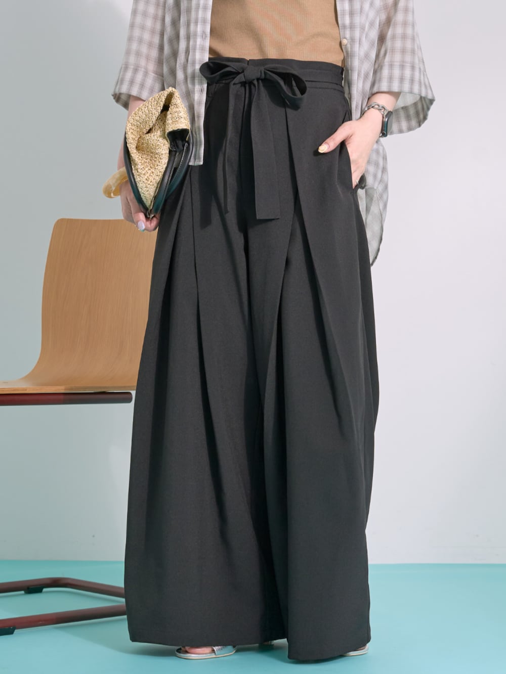 ブラック系のその他パンツ、ベージュ系のシャツ/ブラウス、ブラウン系のタンクトップを着用したレディースの夏コーディネートの6枚目の写真