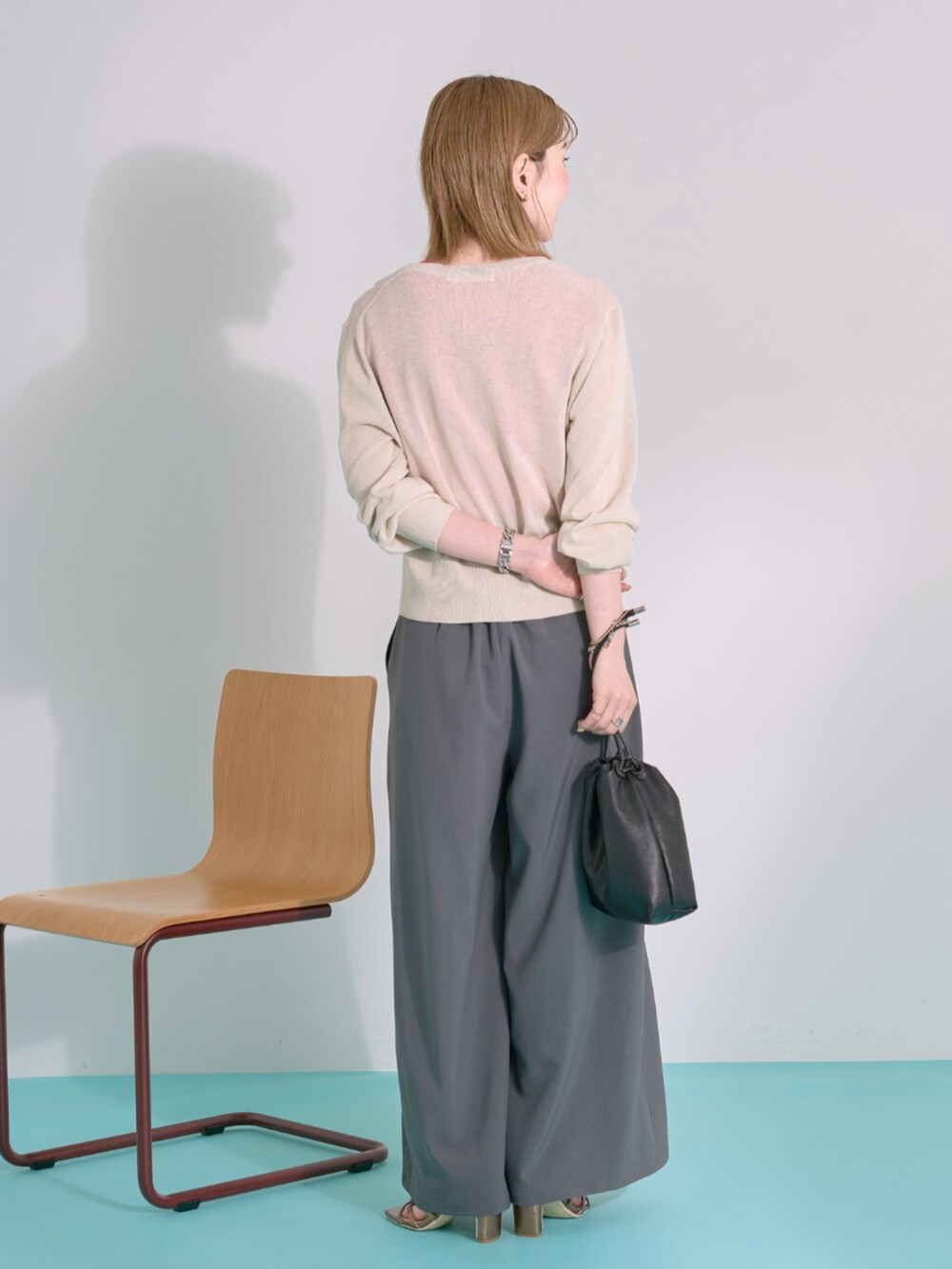 グレー系のその他パンツ、ベージュ系のカーディガン/ボレロ、ブラック系のショルダーバッグを着用したレディースの夏コーディネートの3枚目の写真