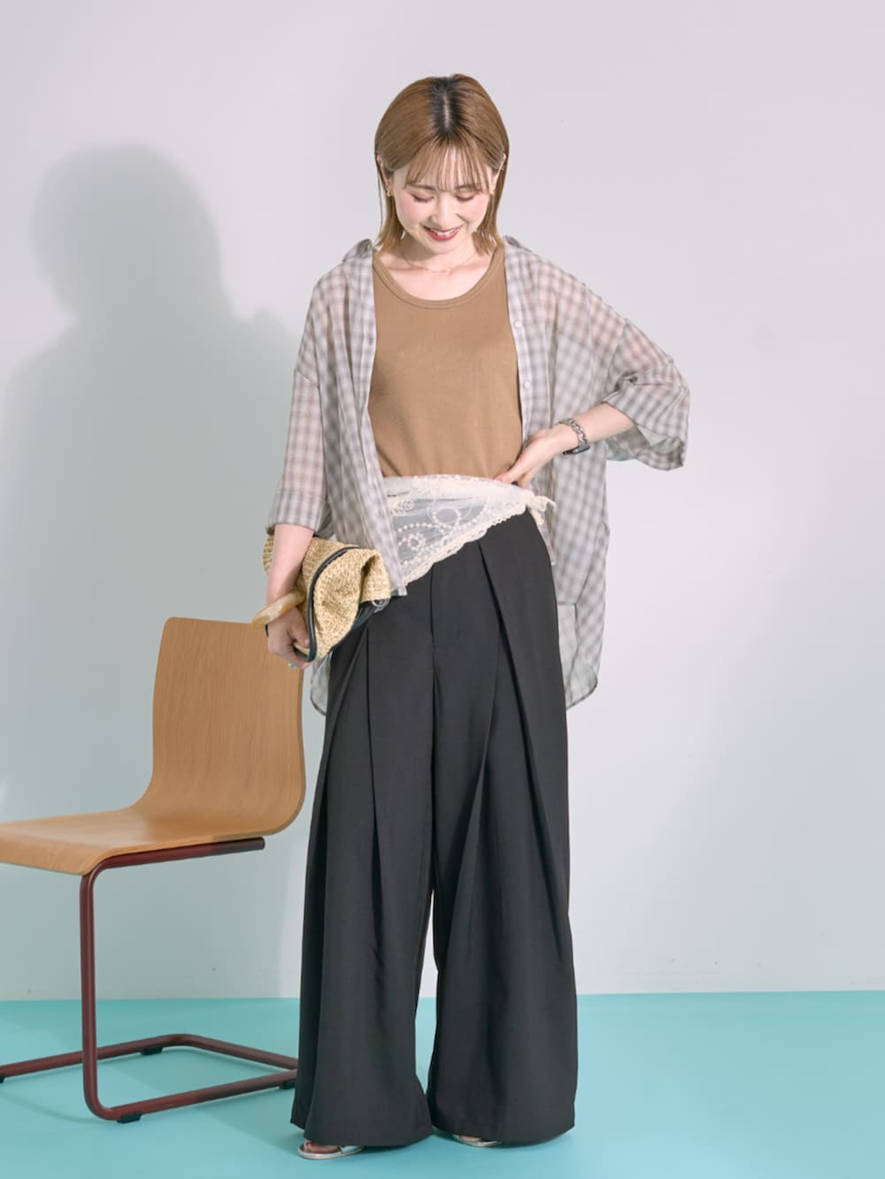 ブラック系のその他パンツ、ベージュ系のシャツ/ブラウス、ブラウン系のタンクトップを着用したレディースの夏コーディネートの4枚目の写真