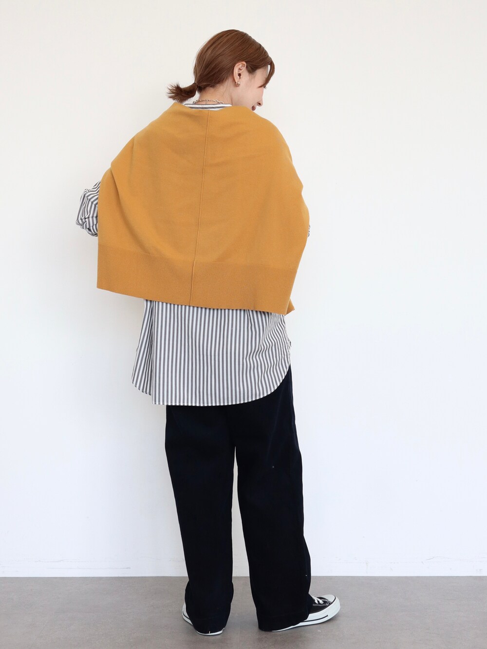 ブラック系のその他パンツ、グレー系のシャツ/ブラウス、イエロー系のカーディガン/ボレロを着用したレディースの秋コーディネートの3枚目の写真