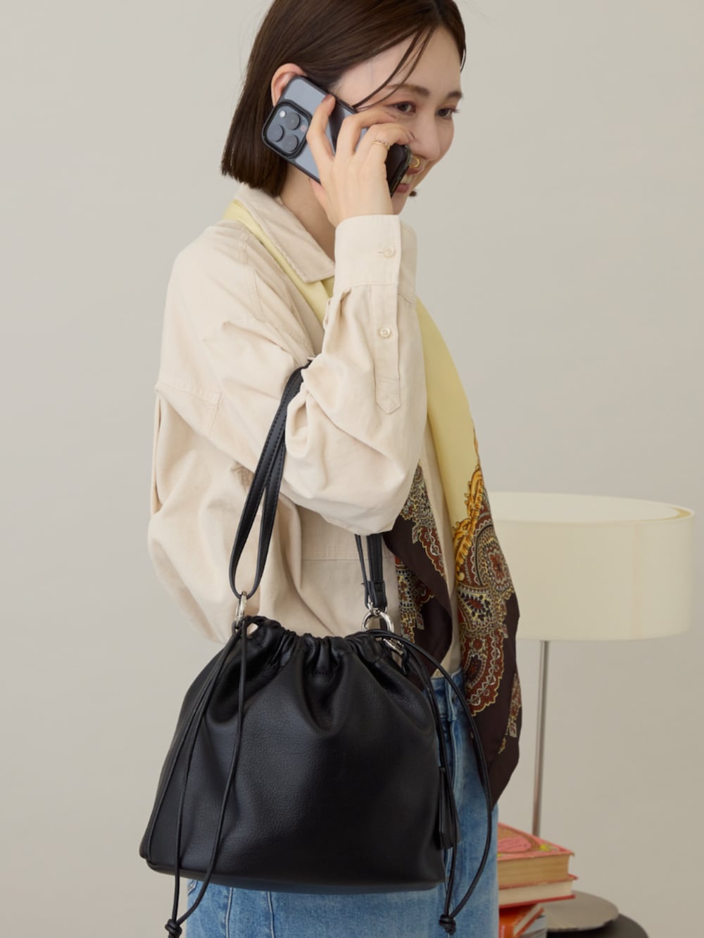 ブルー系のデニムジャケット、ブルー系のスカート、ブラック系のショルダーバッグを着用したレディースの冬コーディネートの5枚目の写真