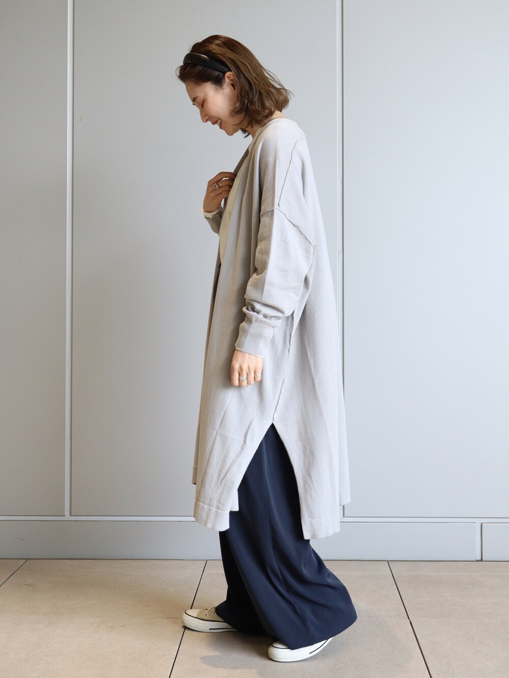 ブルー系のサロペット/オーバーオール、その他のTシャツ/カットソー、グレー系のカーディガン/ボレロを着用したレディースの春コーディネートの2枚目の写真