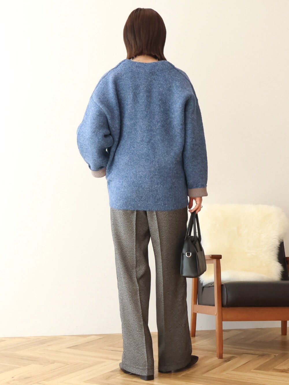 ホワイト系のTシャツ/カットソー、ブルー系のカーディガン/ボレロ、ブラック系のその他パンツを着用したレディースの冬コーディネートの2枚目の写真