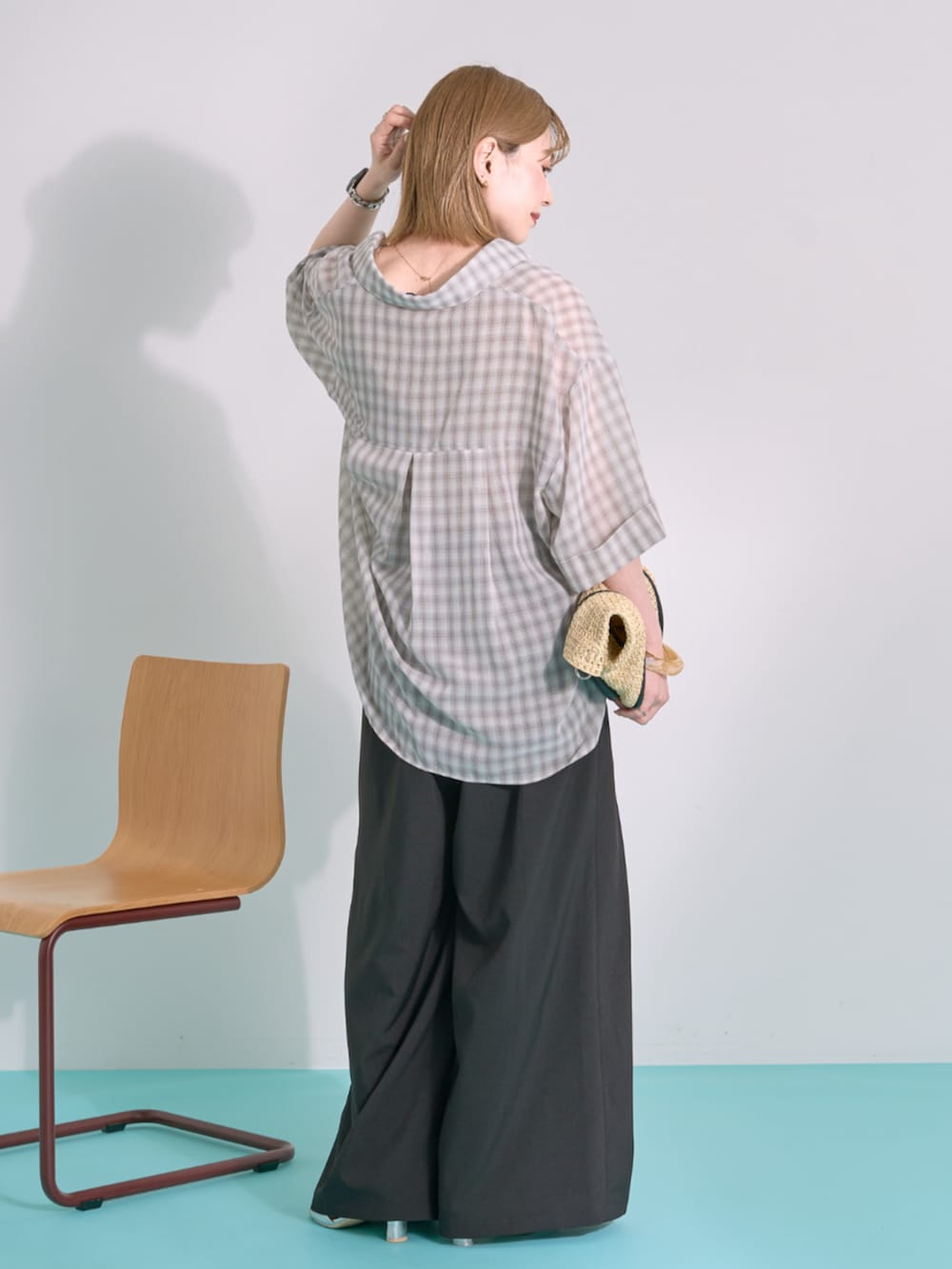 ブラック系のその他パンツ、ベージュ系のシャツ/ブラウス、ブラウン系のタンクトップを着用したレディースの夏コーディネートの3枚目の写真