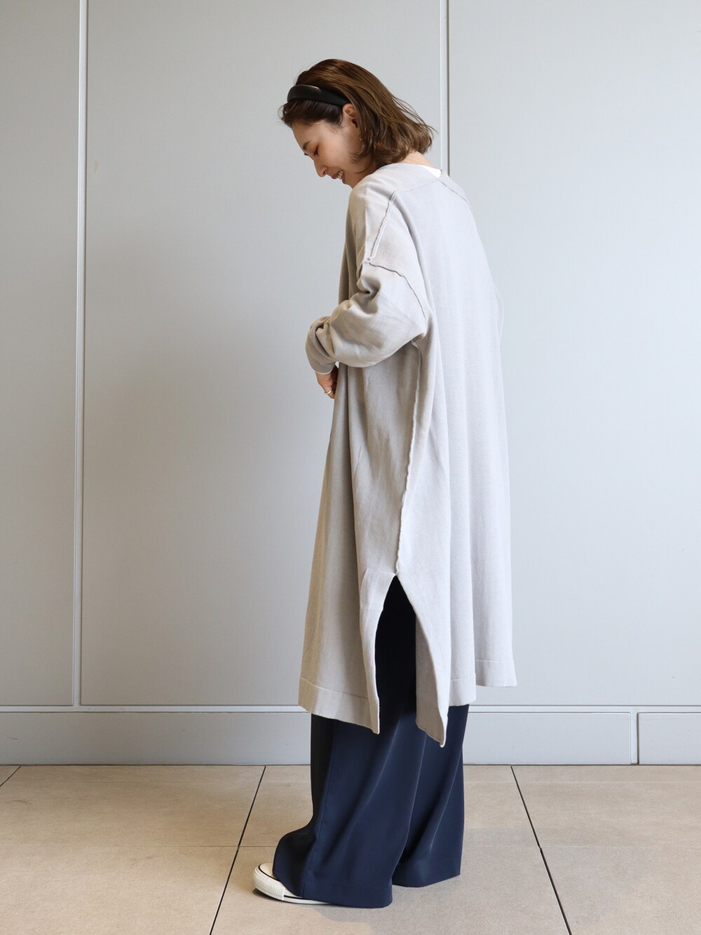 ブルー系のサロペット/オーバーオール、その他のTシャツ/カットソー、グレー系のカーディガン/ボレロを着用したレディースの春コーディネートの3枚目の写真