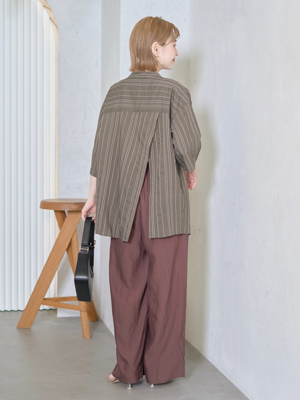 グレー系のシャツ/ブラウス、ブラック系のショルダーバッグ、ブラウン系のその他パンツを着用したレディースの夏コーディネートの3枚目の写真