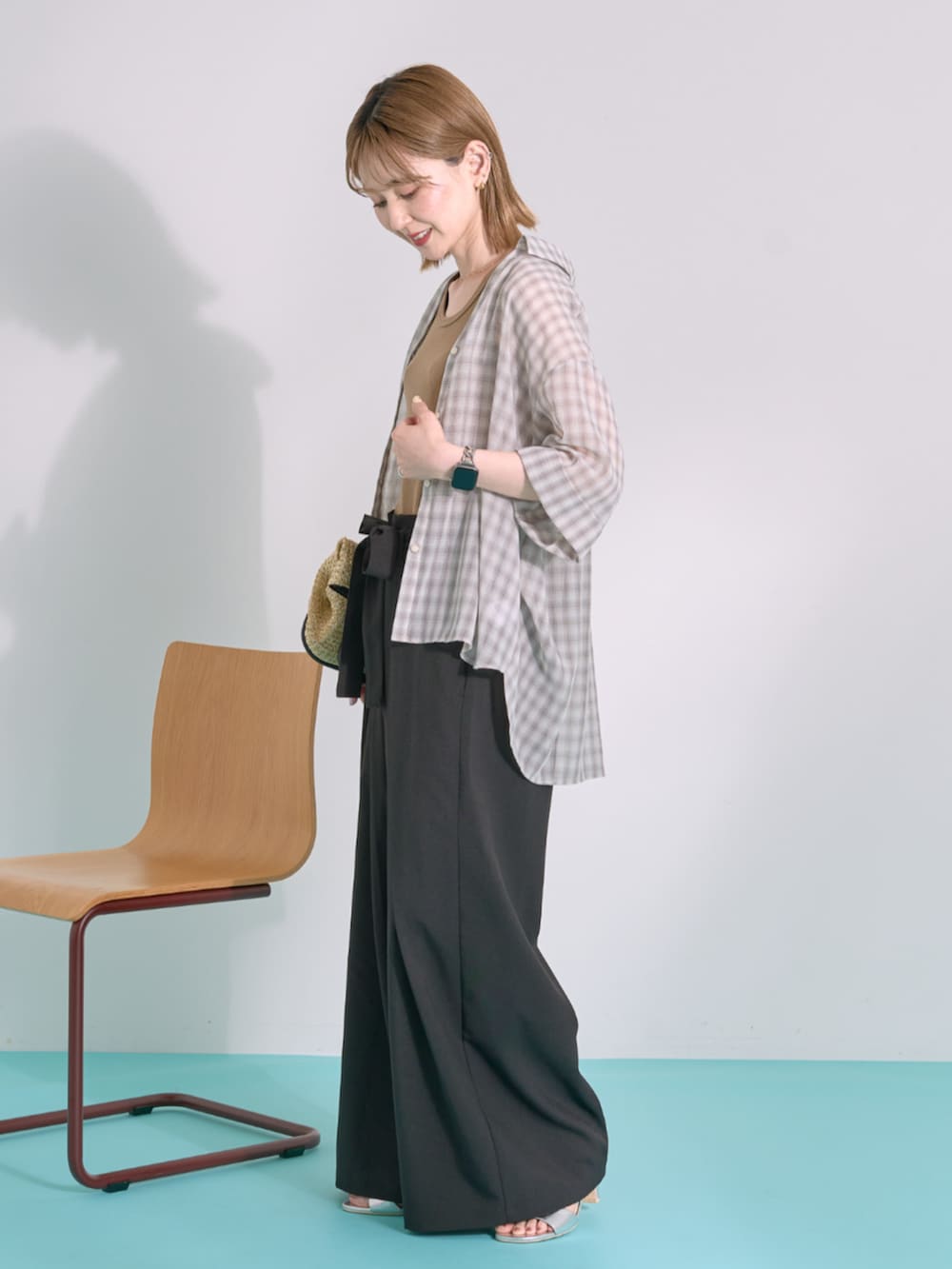 ブラック系のその他パンツ、ベージュ系のシャツ/ブラウス、ブラウン系のタンクトップを着用したレディースの夏コーディネートの2枚目の写真