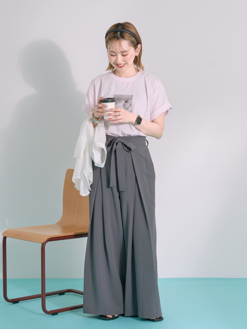 ブラウン系のサンダル、ピンク系のTシャツ/カットソー、ホワイト系のシャツ/ブラウスを着用したレディースの夏コーディネートの2枚目の写真