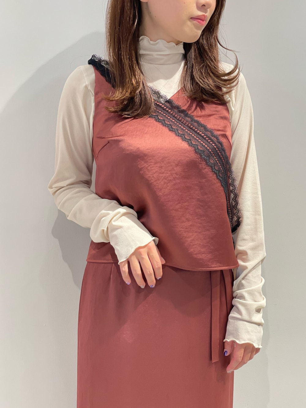 「タイトスカート、秋のコーデ、レイヤードスタイル、秋色、ブラウン、キャミソール、LOVELESS、低身長、シアー、テラコッタ」｜「LOVELESSのヴィンテージサテンIラインスカート（スカート、ブラウン系）」を使った、misakiさん（レディース・157cm）の秋コーディネートの2枚目の写真