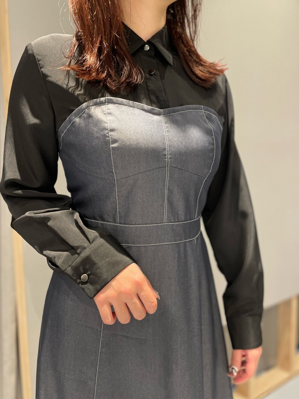 「LOVELESS、ワンピース、ブーツ、低身長コーデ、アシンメトリー、ステッチ、キレイめカジュアル、レイヤード風、デニム、オトナ女子」｜「LOVELESSの【ドラマ着用商品】ビスチェコンビドレス（ワンピース、ブルー系）」を使った、misakiさん（レディース・157cm）の秋コーディネートの3枚目の写真