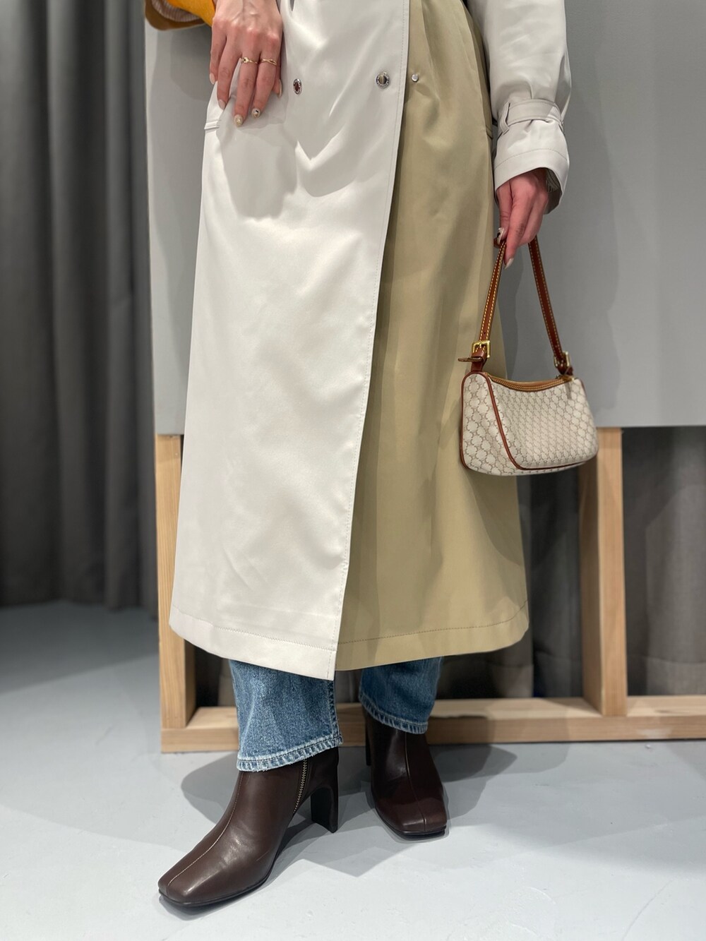 「LOVELESS、バイカラー、トレンチコート、お出かけコーデ、スタッフコーディネート、骨格ストレート、きれいめカジュアル、低身長コーデ、デニム、シアーニット、オレンジ、ロングコート、春コーデ、休日スタイル」｜「LOVELESSのアイテム（ジャケット/アウター、ベージュ系）」を使った、misakiさん（レディース・157cm）の冬コーディネートの5枚目の写真
