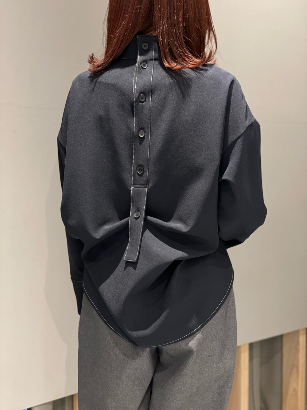 ブラック系のその他アウター、ブルー系のシャツ/ブラウス、グレー系のその他パンツを着用したレディースの冬コーディネートの4枚目の写真