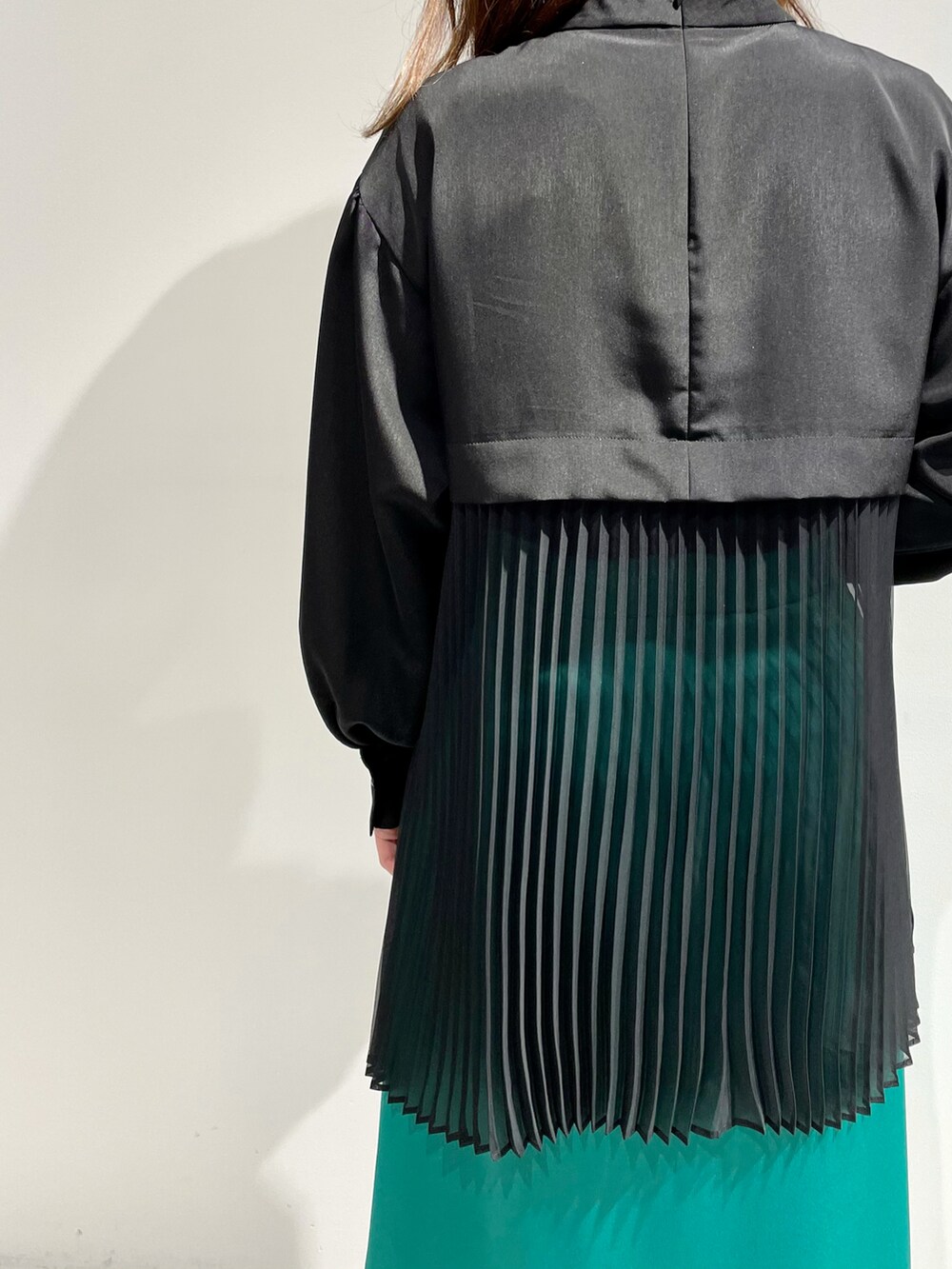 ブラウン系のブルゾン、ブラック系のシャツ/ブラウス、グリーン系のスカートを着用したレディースの冬コーディネートの3枚目の写真