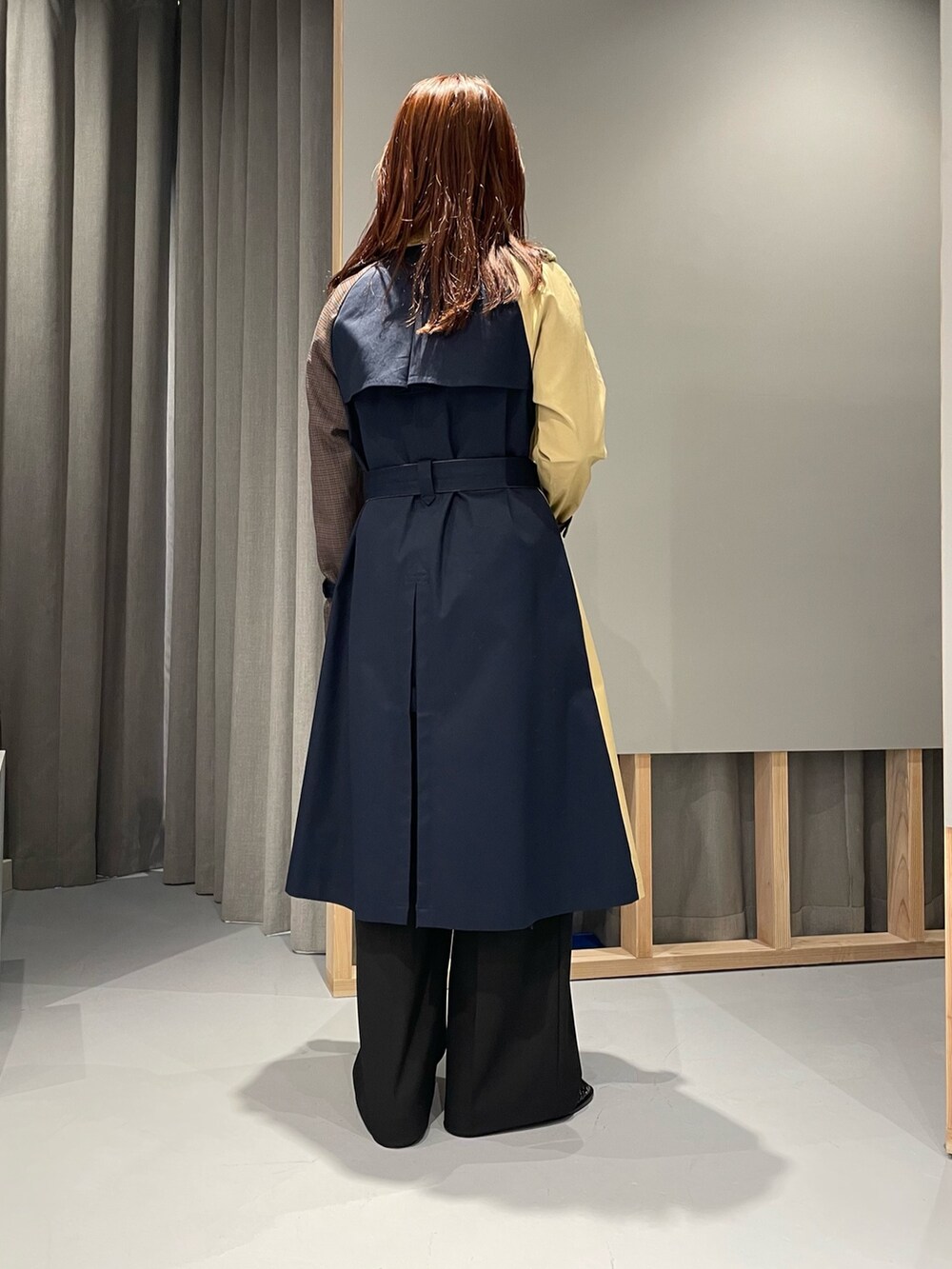 「LOVELESS、henrienvargo、トレンチコート、チェック、バイカラー、ブラウス、ボウタイブラウス、スカーフ、ワイドパンツ、ブラウン、秋のコーデ、低身長、キレイめ、アウター」｜「LOVELESSのチェックトレンチコート（トレンチコート、ベージュ系）」を使った、misakiさん（レディース・157cm）の秋コーディネートの5枚目の写真