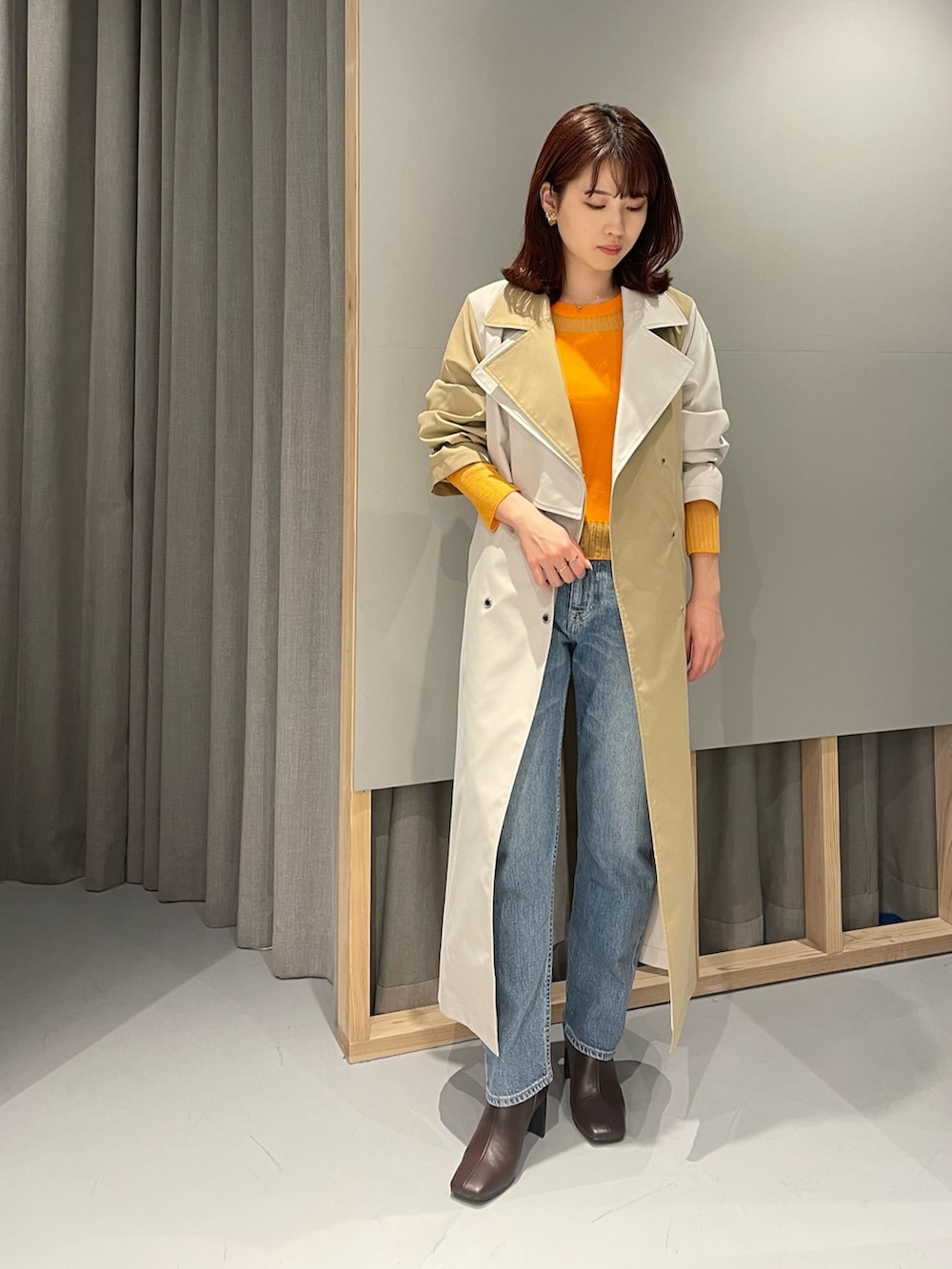 「LOVELESS、バイカラー、トレンチコート、お出かけコーデ、スタッフコーディネート、骨格ストレート、きれいめカジュアル、低身長コーデ、デニム、シアーニット、オレンジ、ロングコート、春コーデ、休日スタイル」｜「LOVELESSのアイテム（ジャケット/アウター、ベージュ系）」を使った、misakiさん（レディース・157cm）の冬コーディネートの7枚目の写真