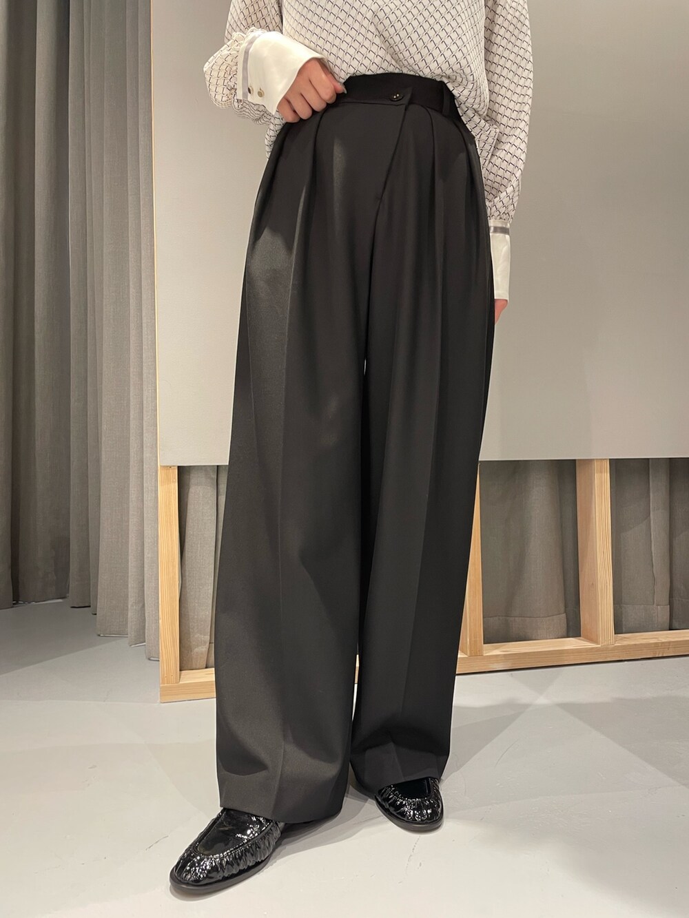 「LOVELESS、henrienvargo、トレンチコート、チェック、バイカラー、ブラウス、ボウタイブラウス、スカーフ、ワイドパンツ、ブラウン、秋のコーデ、低身長、キレイめ、アウター」｜「LOVELESSのチェックトレンチコート（トレンチコート、ベージュ系）」を使った、misakiさん（レディース・157cm）の秋コーディネートの8枚目の写真