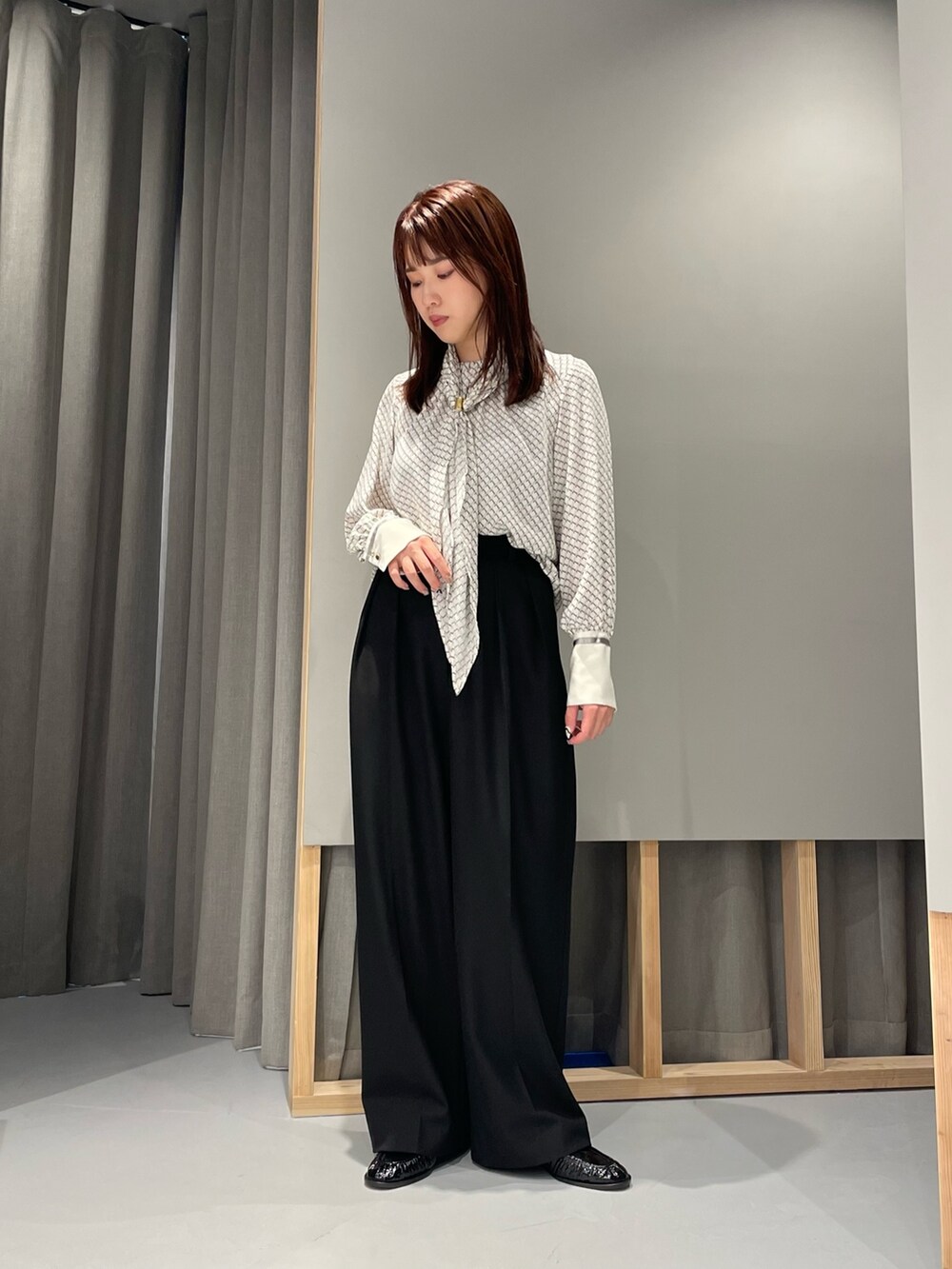 「LOVELESS、henrienvargo、トレンチコート、チェック、バイカラー、ブラウス、ボウタイブラウス、スカーフ、ワイドパンツ、ブラウン、秋のコーデ、低身長、キレイめ、アウター」｜「LOVELESSのチェックトレンチコート（トレンチコート、ベージュ系）」を使った、misakiさん（レディース・157cm）の秋コーディネートの6枚目の写真