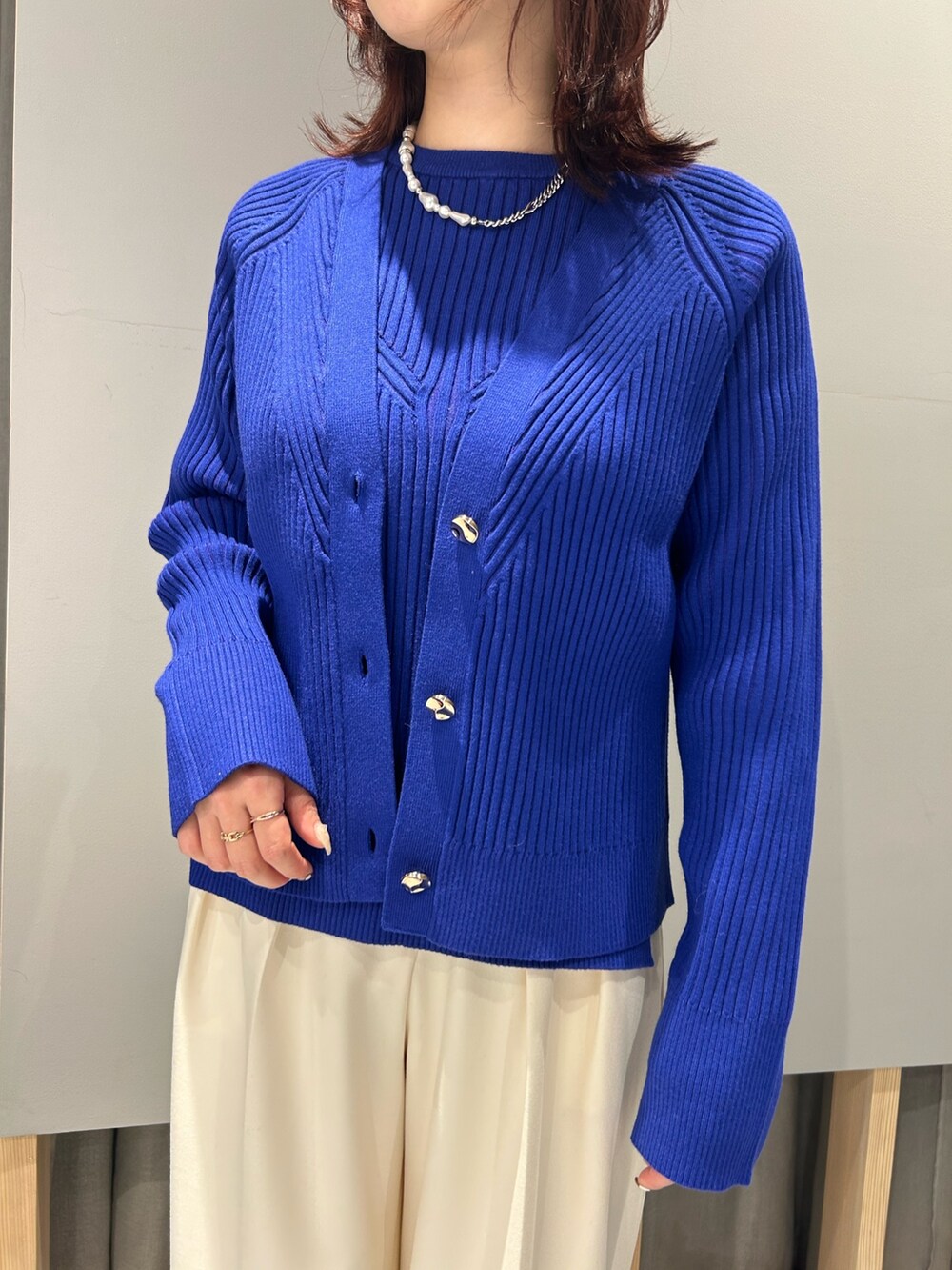 「LOVELESS、Justine Clenquet、ブルー、ウールコート、ロングコート、henrienvargo、骨格ストレート、低身長、スタッフコーディネート、レイヤードスタイル、きれいめカジュアル、ニットカーディガン、ワイドパンツ、重ね着、冬コーデ」｜「LOVELESSの【80周年記念アイテム】2レイヤー撥水ウールトレンチコート（トレンチコート、ブラック系）」を使った、misakiさん（レディース・157cm）の冬コーディネートの5枚目の写真