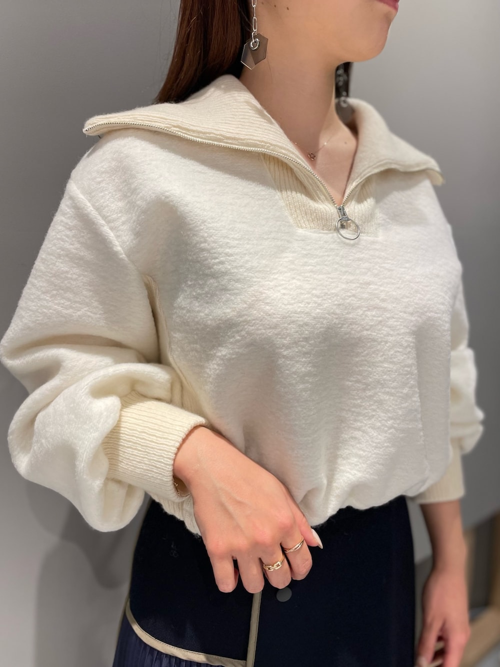 「冬コーデ、もこもこ、パイピング、プリーツスカート、ホワイト、ネイビー、LOVELESS、ハーフジップ、ゆるコーデ、低身長コーデ、シンプル、大人ガーリー」｜「LOVELESSのハーフZIPプルオーバー（Tシャツ/カットソー、ホワイト系）」を使った、misakiさん（レディース・157cm）の秋コーディネートの2枚目の写真